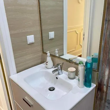 2 Bdrms Near Lx Factory Free Parking Apartment